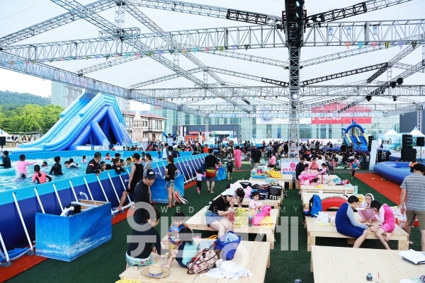 경주엑스포 '여름Pool축제'에 참가한 관광객들이 휴가를 즐기고 있다