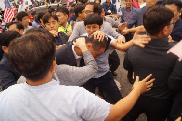 장세용 구미시장이 25일 보수단체 회원이 휘두른 태극기 봉에 머리를 맞는 봉변을 당했다