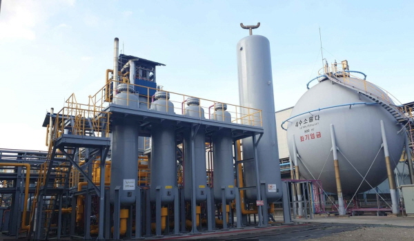 포스코 포항제철소의 LNG개질수소 생산 및 저장 설비(사진=포스코 제공)