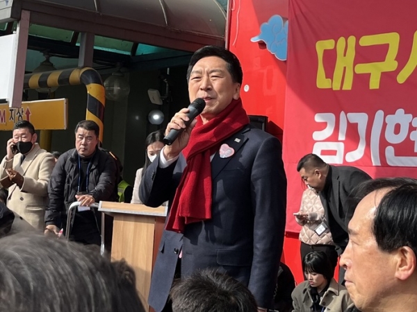 김기현 의원이 서문시장에서 대구지역 출정식을 갖고 지지를 호소하고 있다